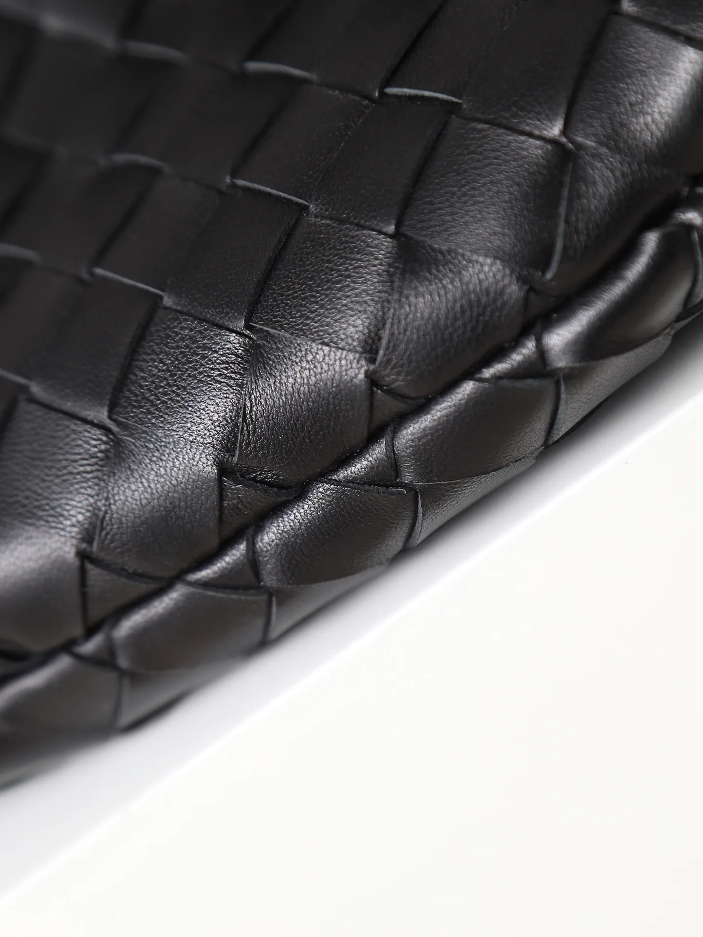 1100. 🌟𝐁𝐨𝐭𝐭𝐞𝐠𝐚 𝐕𝐞𝐧𝐞𝐭𝐚 ——— jodie (medium size) The medium size is very attractive in real life. It is firm and sturdy in the hand. The first impression is that it is particularly durable👍 You can see the well-designed knot on the handle. When carrying it on the shoulder, pay attention to the knot being placed directly under the hand. In this way, it can not only fix the position of the handbag, but also prevent the handbag from slipping due to long walks. It can easily accommodate a variety of cosmetics. In one word, it is "very easy to hold". Style number: 690225 Size: 36✖️21✖️13
